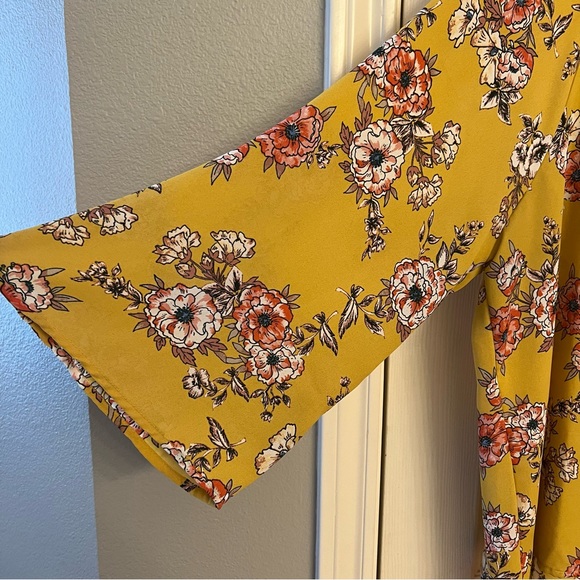 Papermoon Blouse from Stitch Fix-Gold floral, wide sleeve Size XXL fits like XL. - Picture 3 of 4